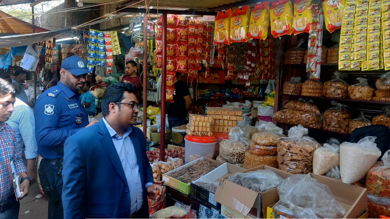 মূল্য তালিকা ও ওজনে কারচুপি: ৮ প্রতিষ্ঠানকে জরিমানা