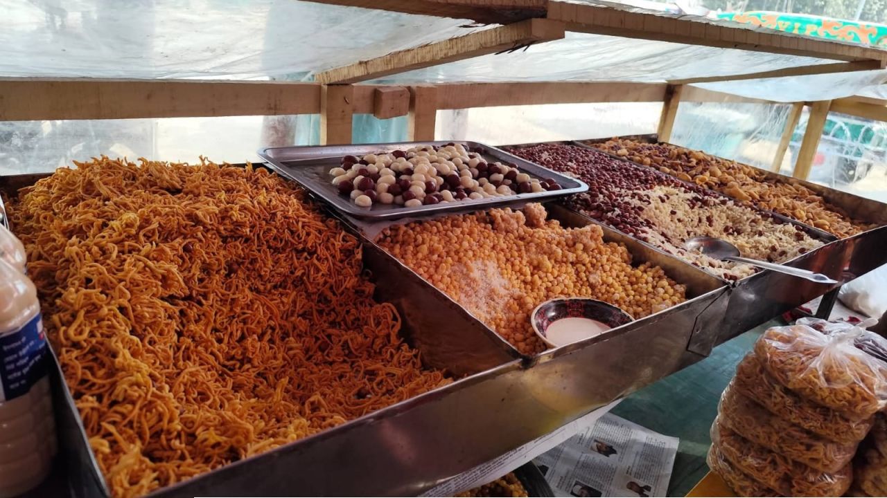 রাজশাহীর ফুটপাতে রকমারি ইফতারের দোকান 