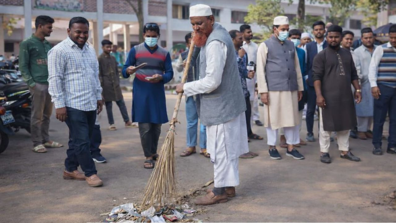 জলঢাকায় পরিষ্কার-পরিচ্ছন্নতা কর্মসূচির উদ্বোধন করেন মাওলানা ওবায়দুল্লাহ সালাফি এম পি
