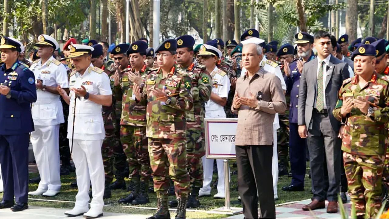 বনানী সামরিক কবরস্থানে তিন বাহিনী প্রধানের বিনম্র শ্রদ্ধা