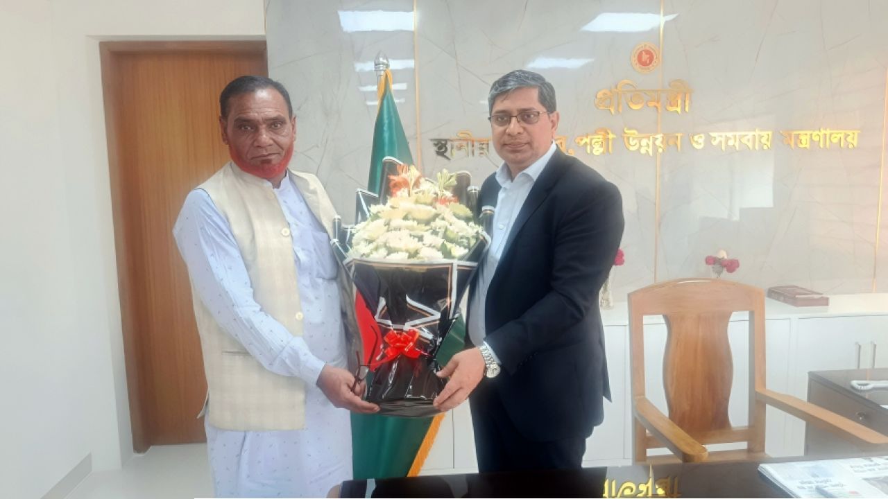 প্রতিমন্ত্রী মীর শাহে আলমের সঙ্গে চেয়ারম্যান মোত্তালিব মোল্লার সৌজন্য সাক্ষাৎ