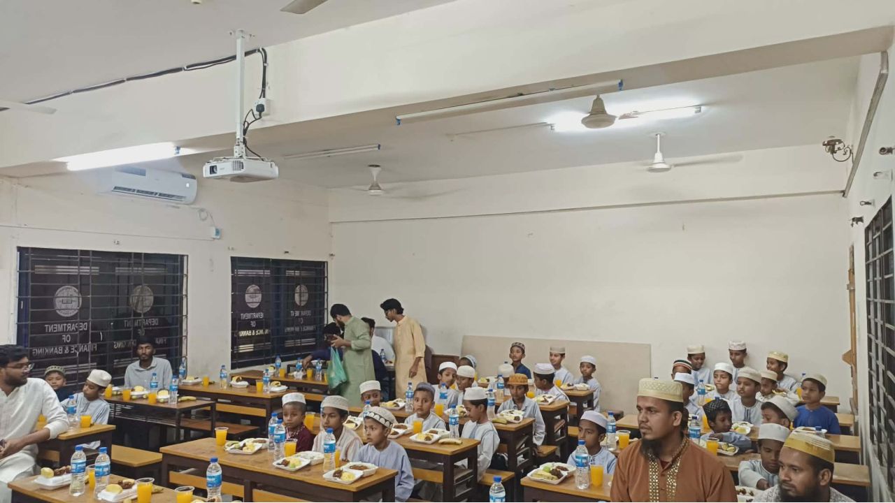 ‎কুবির নটরডেমিয়ান পরিবারের ব্যতিক্রমী উদ্যোগ: ১১০ এতিম শিশুর সঙ্গে ইফতার 