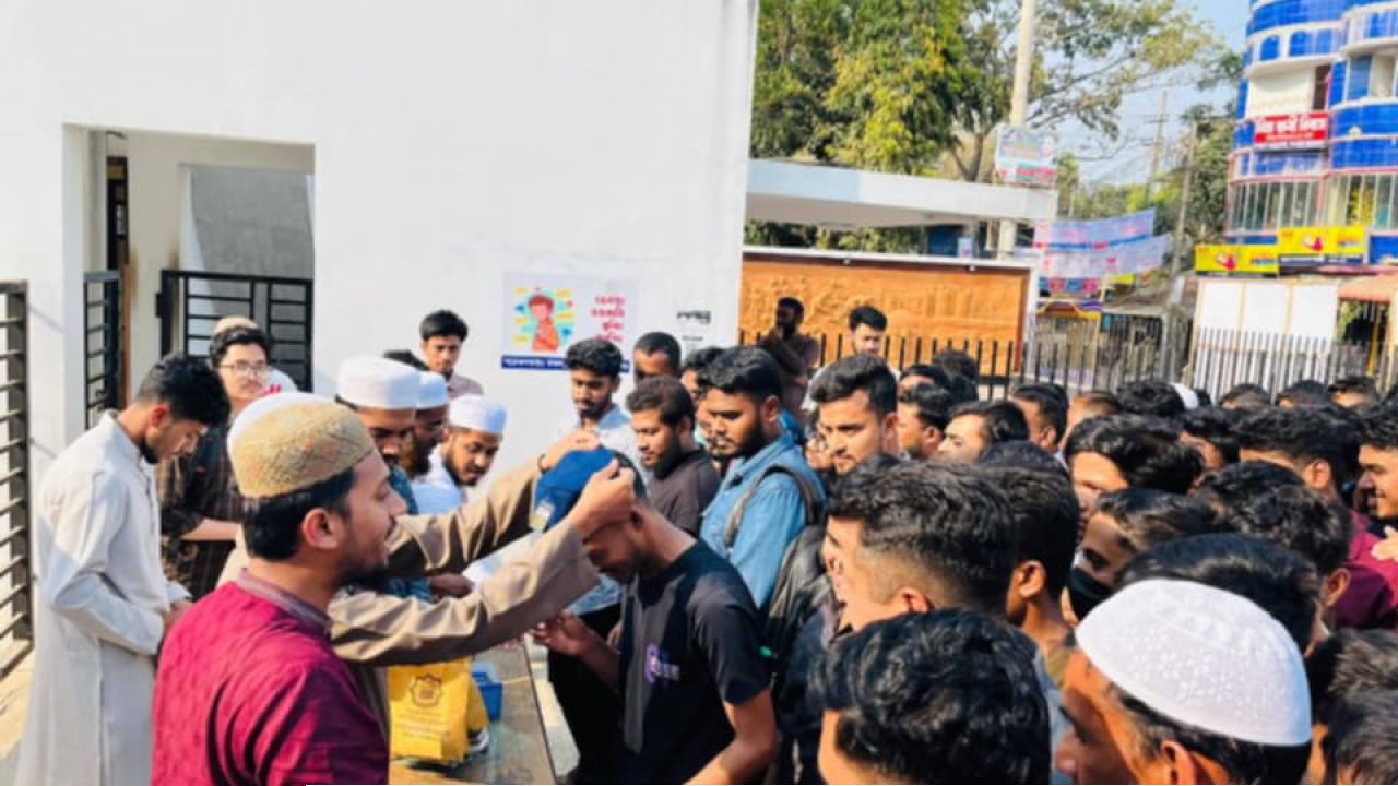 ‎কুবিতে ইসলামী ছাত্র আন্দোলনের উদ্যোগে সুন্নাহ সামগ্রী বিতরণ