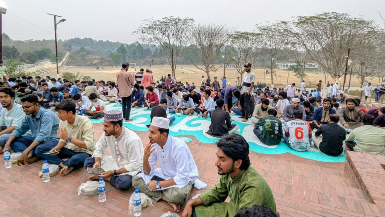 কুমিল্লা বিশ্ববিদ্যালয় শাখা ছাত্রদলের উদ্যোগে গণ–ইফতার