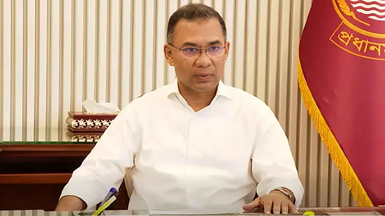 ব্যানার থেকে নিজের ছবি সরানোর নির্দেশ দিলেন প্রধানমন্ত্রী