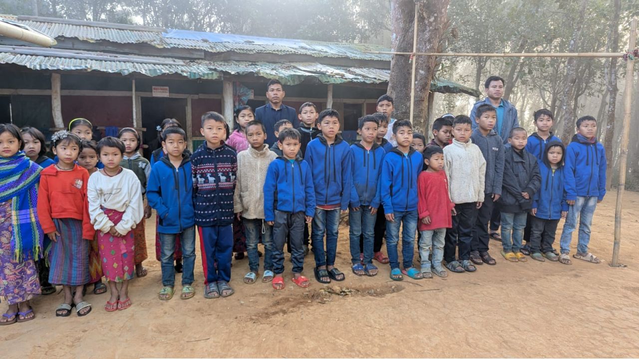 সামান্য বৃষ্টিতেই ভিজে যায় বই-খাতা ও কাপড়—দুর্ভোগে খুমি শিক্ষার্থীরা