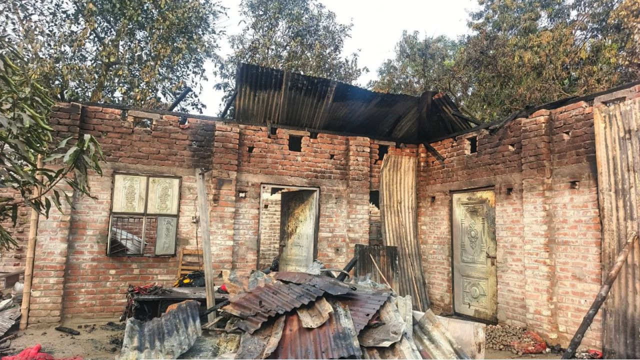 পীরগঞ্জ ইউনিয়নের রামপুর গ্রামে অগ্নিকাণ্ড, ক্ষতিগ্রস্ত পরিবারকে সহায়তা