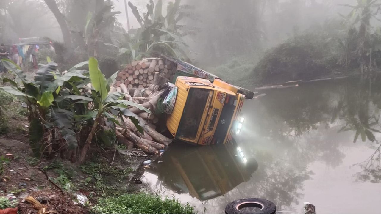 সড়ক দুর্ঘটনায় হেলপারের মৃত্যু: দাঁড়িয়ে থাকা ট্রাকে অন্য ট্রাকের ধাক্কা