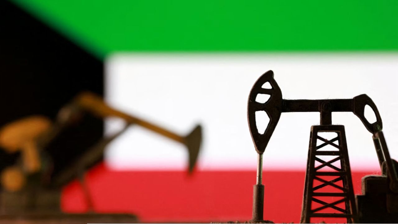 ইরানি হামলার মুখে তেল উৎপাদন কমানোর ঘোষণা দিল কুয়েত