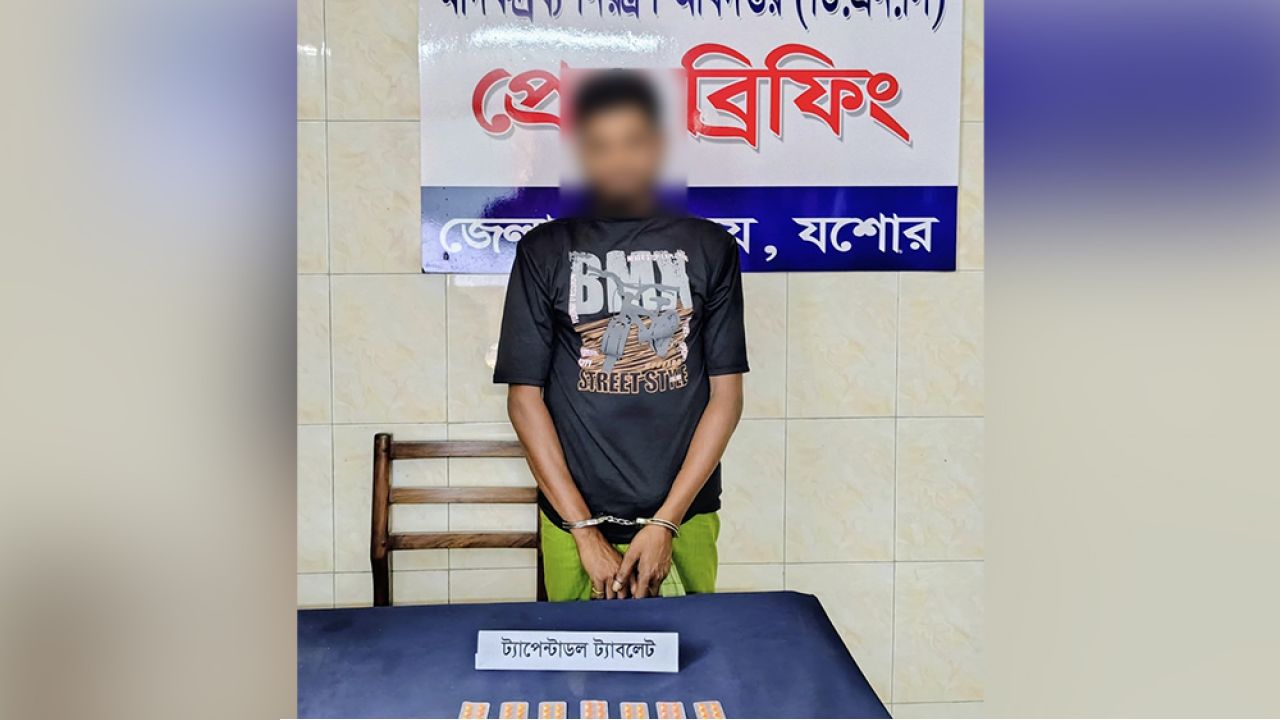 যশোরে পৃথক অভিযানে আড়াই হাজার পিস ট্যাপেন্টাডল উদ্ধার, আটক ২