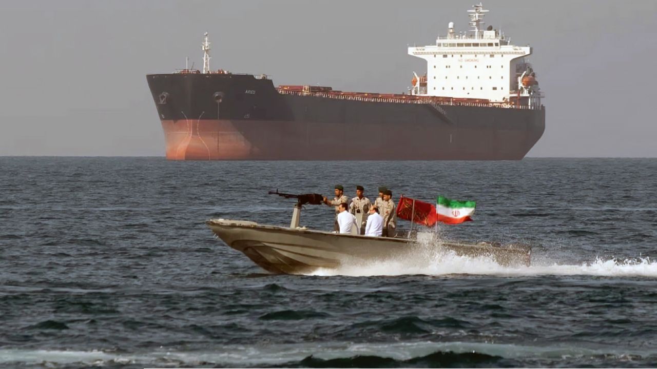 হরমুজ প্রণালীতে বিশাল পণ্যবাহী জাহাজে ভয়াবহ হামলা ও আগুন