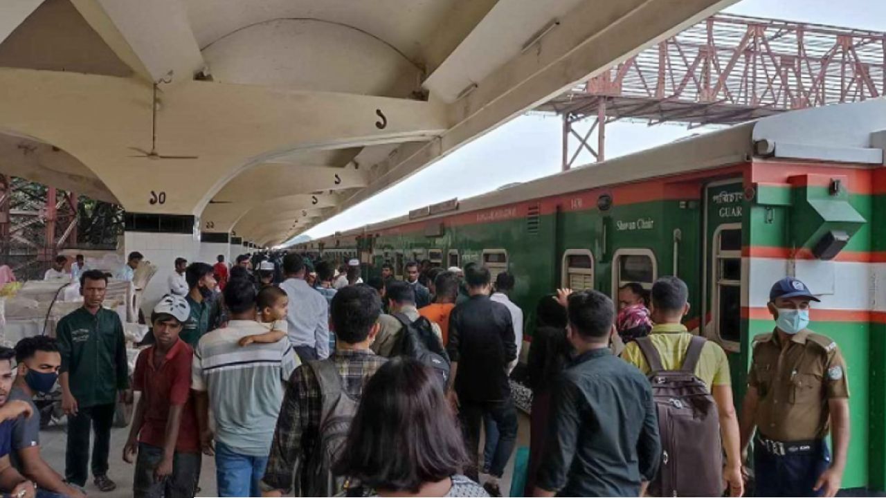 ঈদের আগেই কমলাপুর স্টেশনে ঘরমুখো মানুষের উপচে পড়া ভিড়