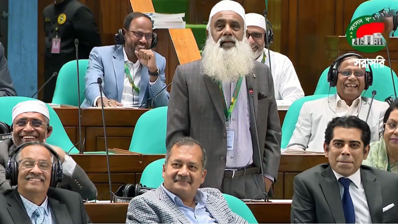 আপনার জন্ম ইউরোপে হলে তুলনা হতো পেলের সঙ্গে: স্পিকারকে এমপি মনিরুল