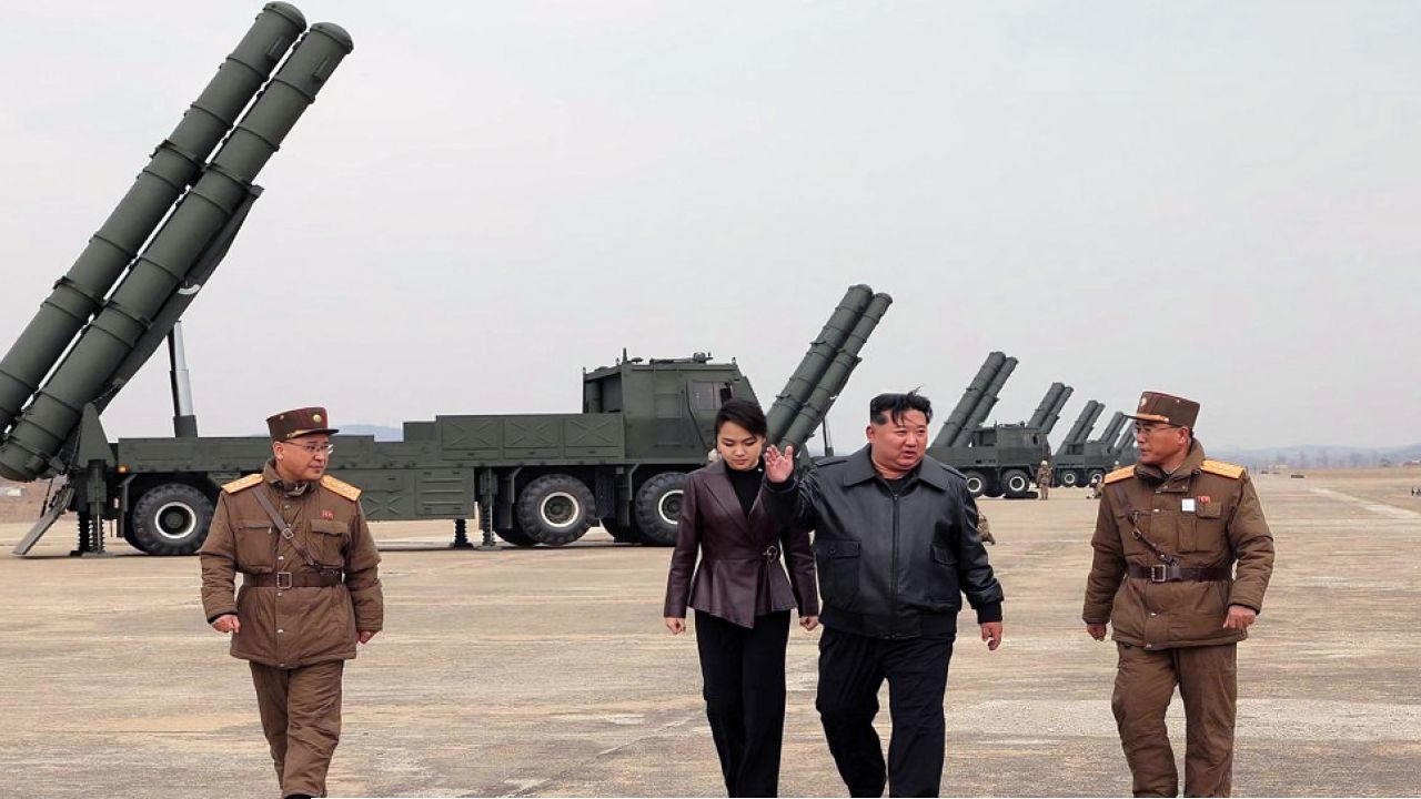 কন্যাকে নিয়ে রকেট লাঞ্চার পরীক্ষা প্রত্যক্ষ করলেন কিম জং উন