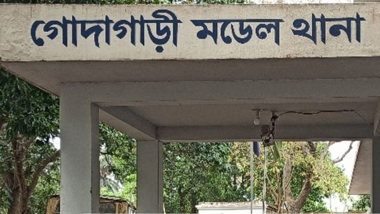 গোদাগাড়ীতে এএসআই লতিফার বিরুদ্ধে ঘুষ বাণিজ্যে 