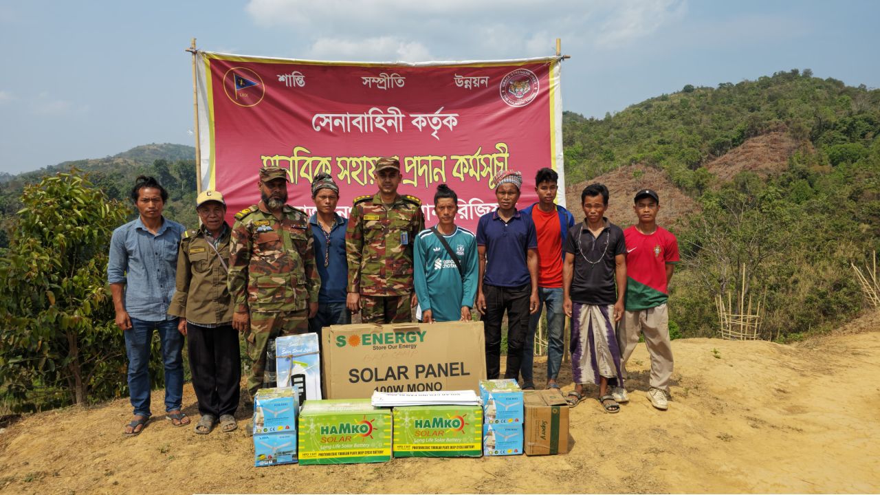 দুর্গম পাহাড়ে মানবিক সহায়তা দিল ১৬ ইস্ট বেঙ্গল