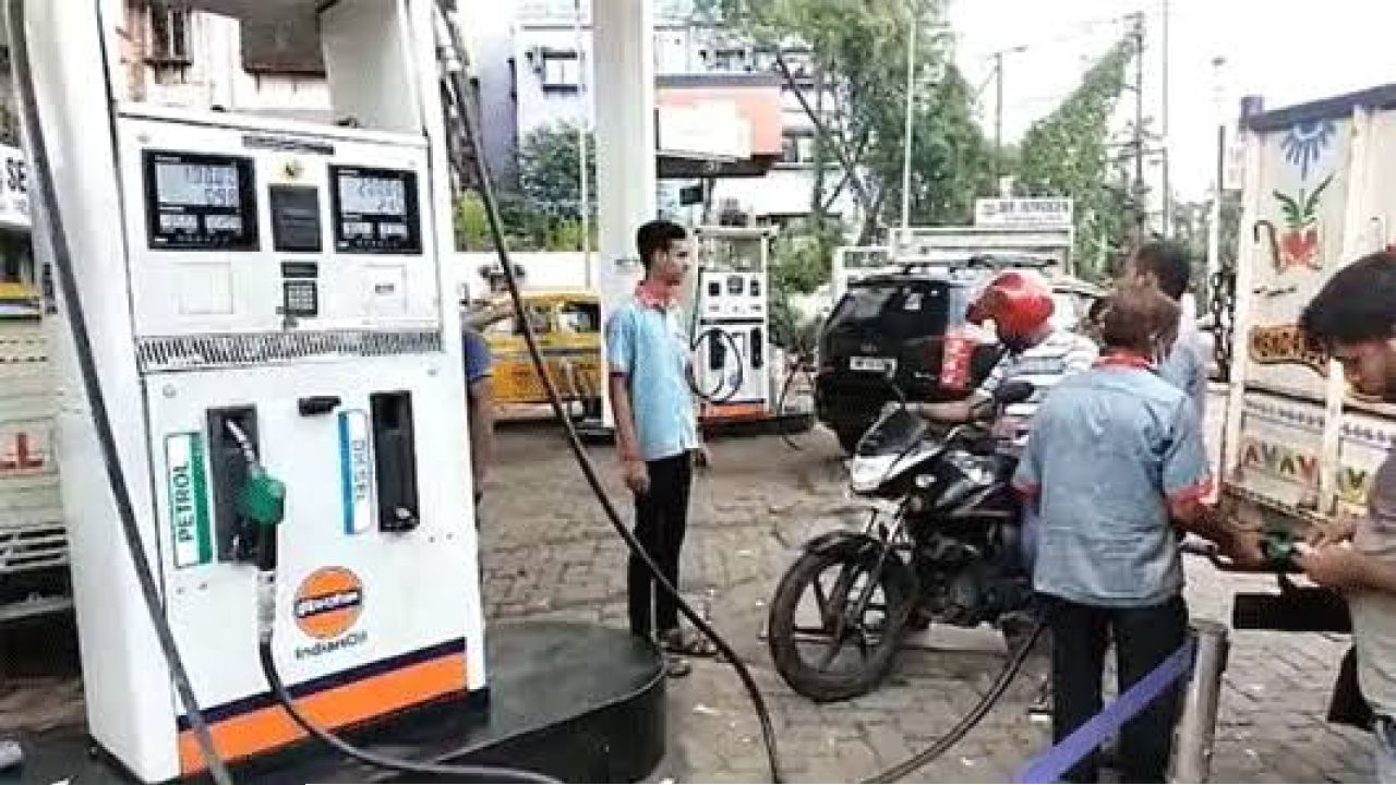 রাজশাহীতে টোকেনে তেল দেয়া হচ্ছে