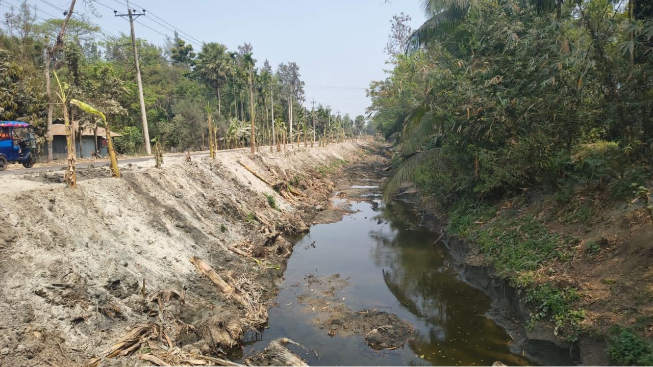 নোয়াখালীতে অবৈধভাবে মাটি উত্তোলন, ঠিকাদারকে সতর্কীকরণ চিঠি