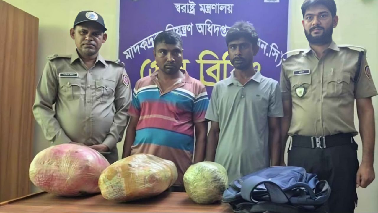 নাটোরে ৭ কেজি গাঁজাসহ আটক ২ যুবক