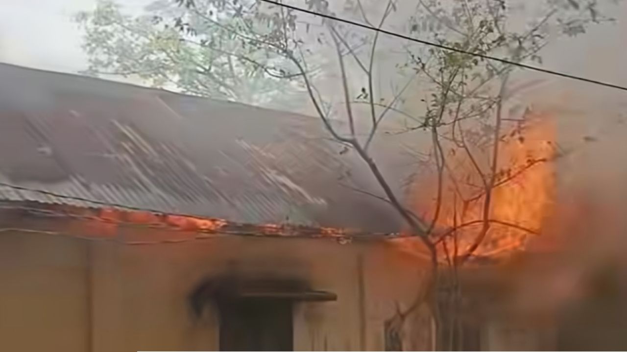 কেন্দুয়ায় বৈদ্যুতিক শর্ট সার্কিটে ভয়াবহ অগ্নিকাণ্ড: ব্যাপক ক্ষয়ক্ষতি