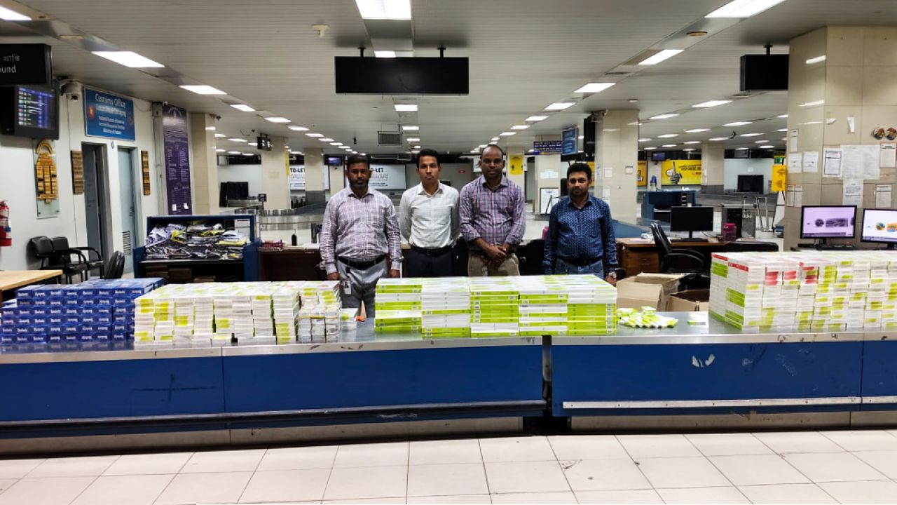 চট্টগ্রাম বিমানবন্দরে সিগারেট ও নিষিদ্ধ ক্রিমের চালান জব্দ