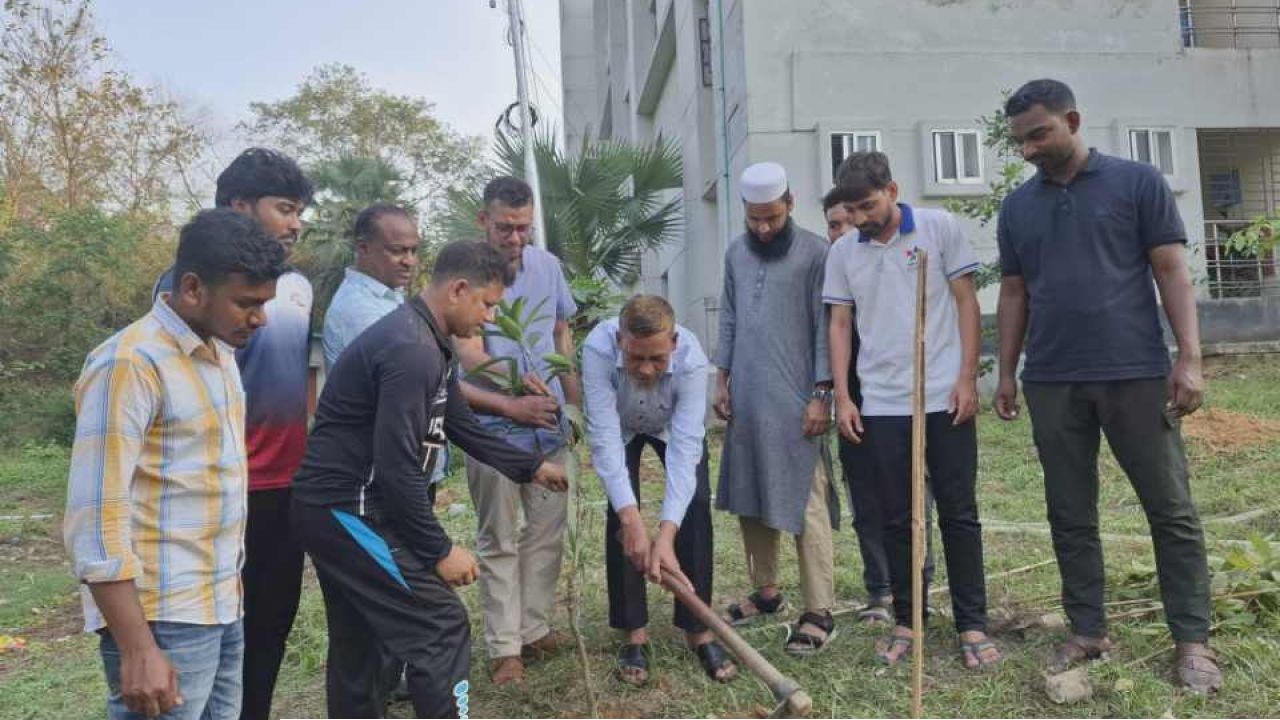 সবুজ ক্যাম্পাস গড়তে কুবির বিজয়-২৪ হলে বৃক্ষরোপণ কর্মসূচি