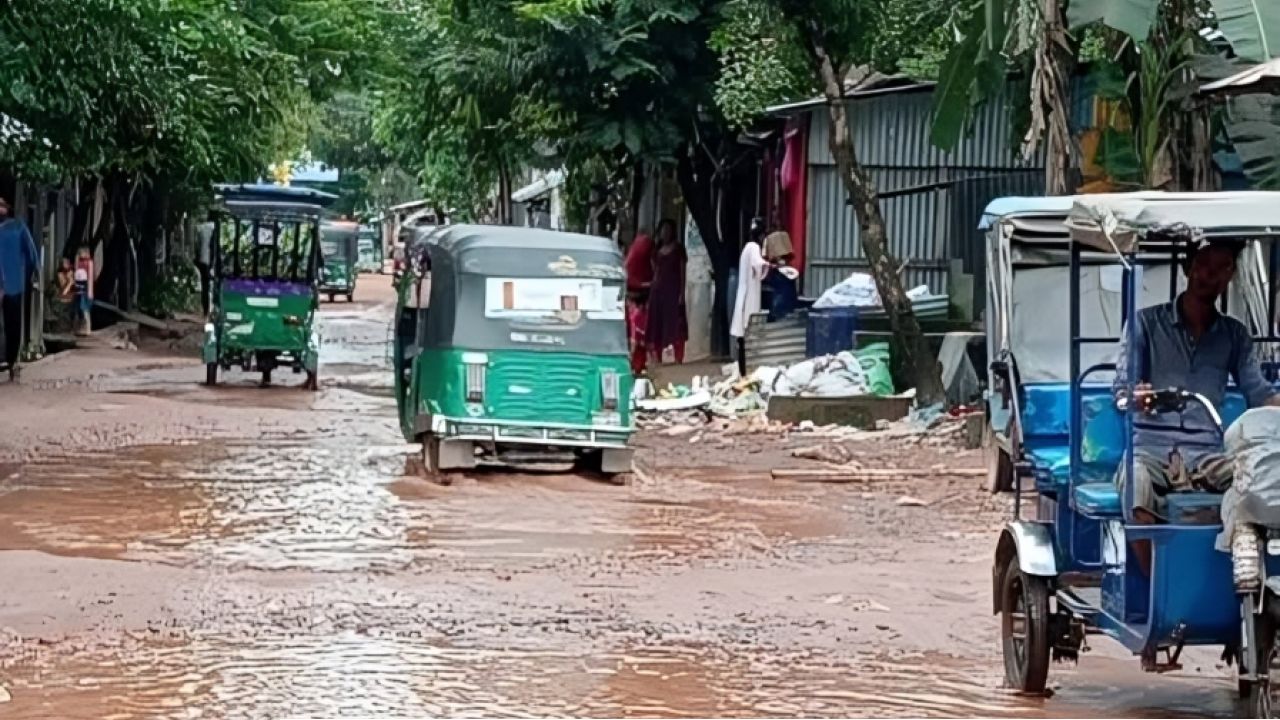 নোয়াখালীতে সড়কের বেহাল দশা: চরম দুর্ভোগে জনজীবন