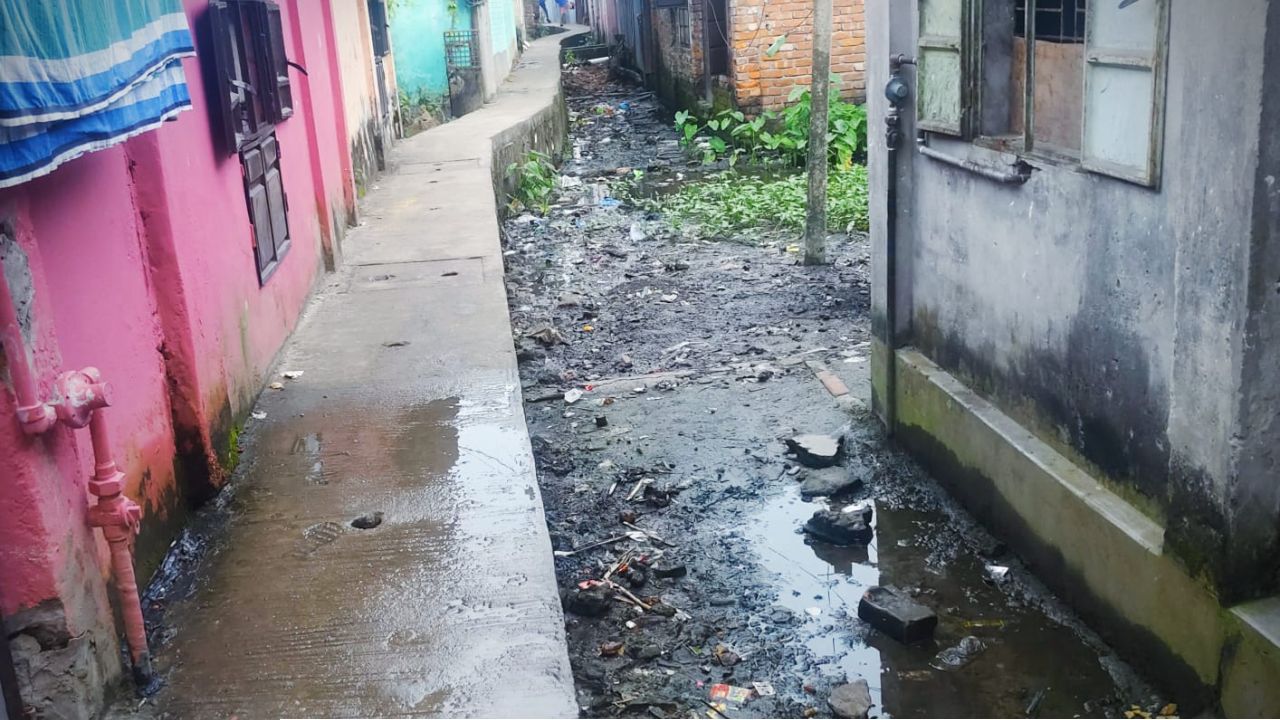 রাস্তার বেহাল দশা, ভোগান্তিতে এলাকাবাসী ও কোমলমতি শিক্ষার্থীরা