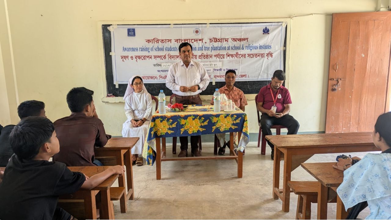 থানচিতে শিক্ষার্থীদের নিয়ে দূষণবিরোধী সচেতনতা ও বৃক্ষরোপণ কর্মসূচি