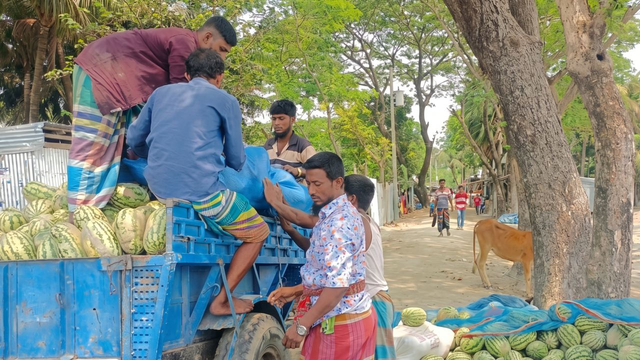 ঘাটে নৌকা পৌঁছানো মাত্রই কৃষকদের থেকে চাঁদা আদায়