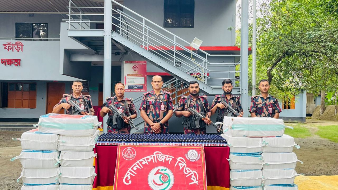 ​সোনামসজিদ সীমান্তে ৫৯ বিজিবির বড় সাফল্য ভারতীয় ট্রাকসহ প্রায় ৬ হাজার বোতল মাদক সিরাপ জব্দ