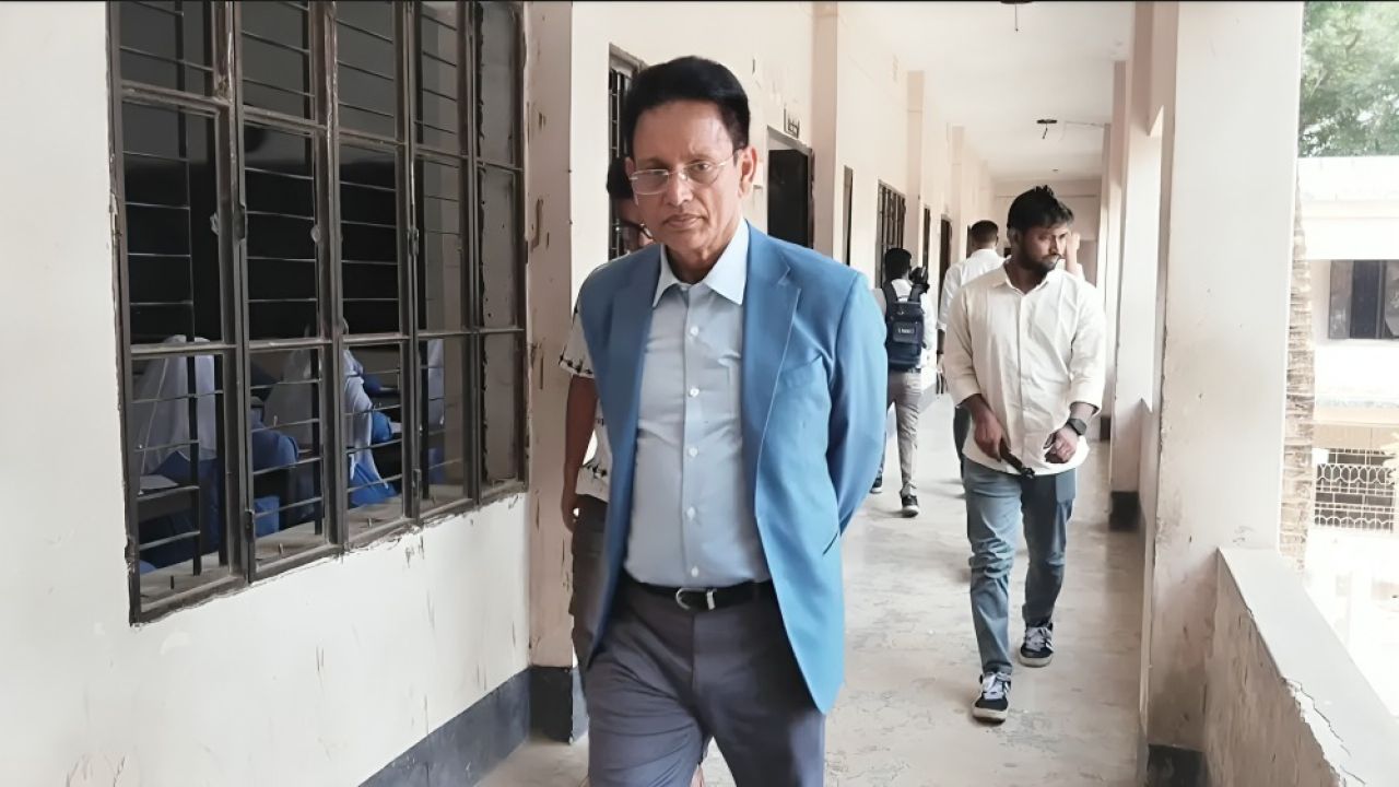 ঢাকার বাইরে এসএসসির দুই কেন্দ্রে হঠাৎ হাজির শিক্ষামন্ত্রী, অতঃপর...