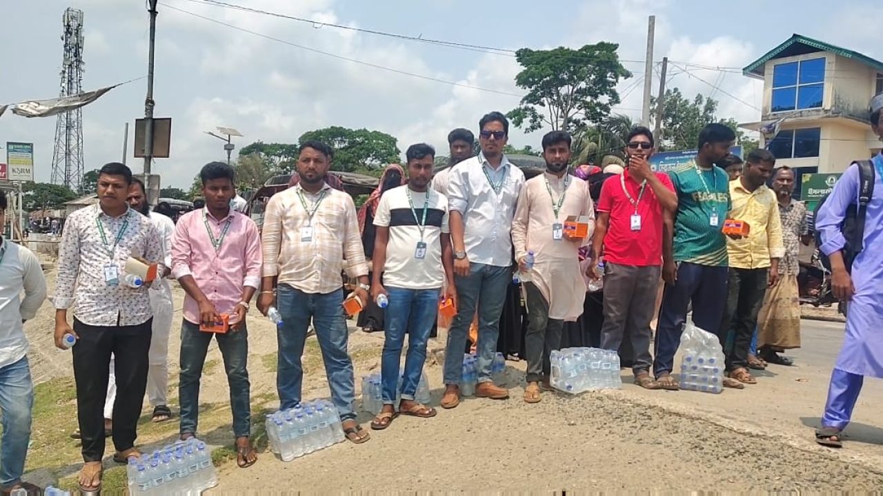 তীব্র তাপদাহে মহিপুরে এসএসসি পরীক্ষার্থীদের মাঝে ঠান্ডা পানি ও স্যালাইন বিতরণ