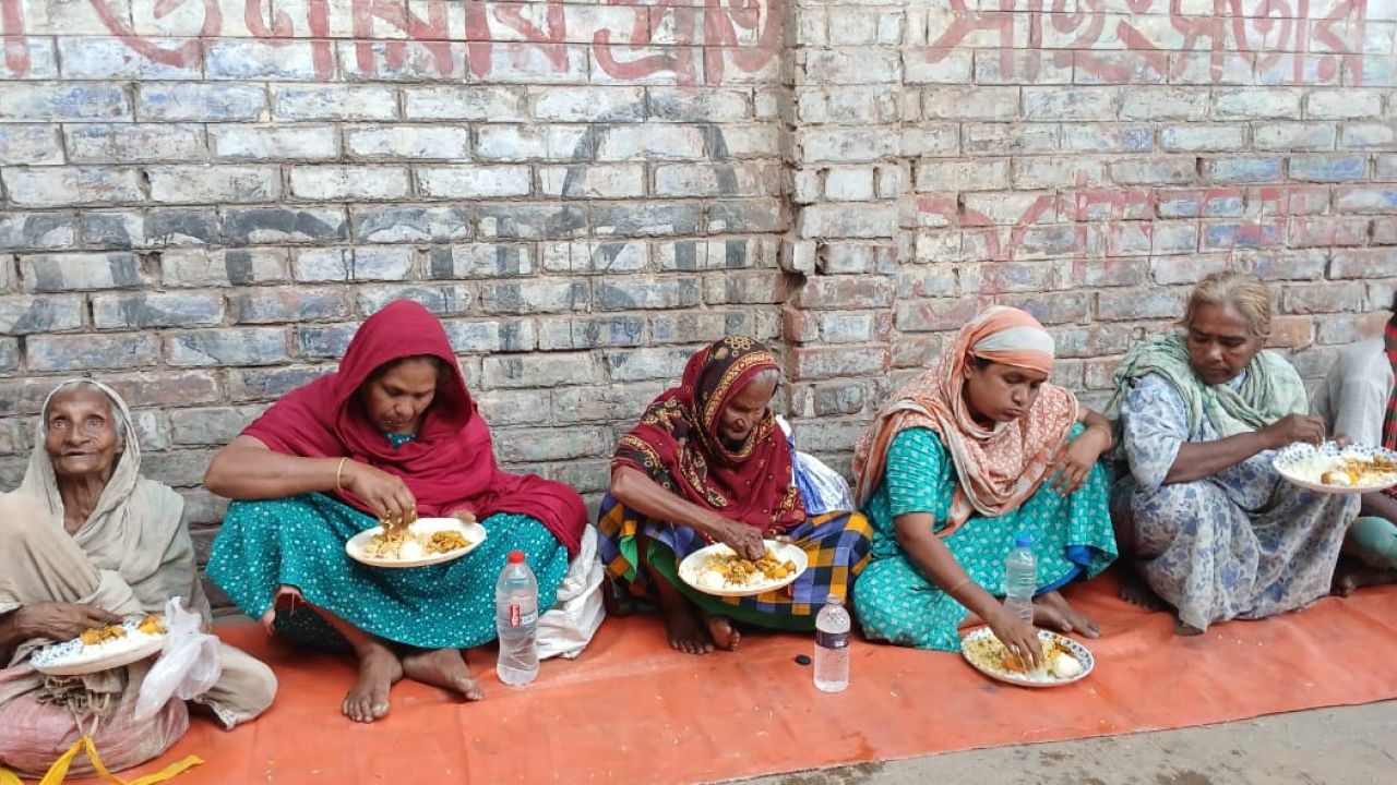 ১ টাকায় খাবার পেল অসহায় মানুষগুলো