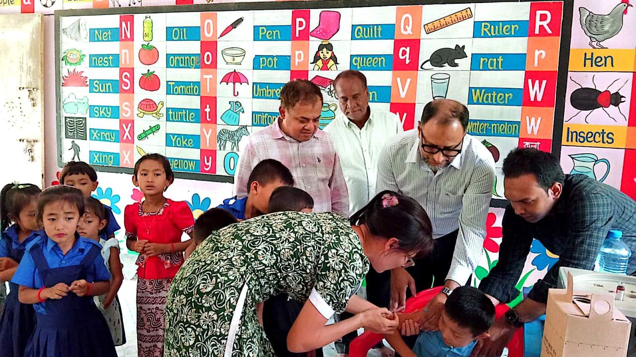 থানচিতে হাম-রুবেলা টিকা কার্যক্রম পরিদর্শন করেন সিভিল সার্জন