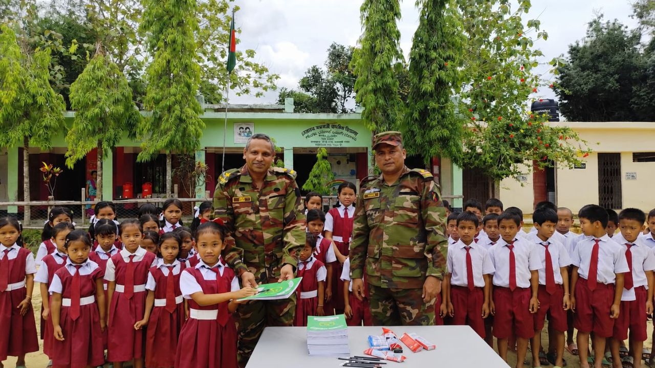  নানিয়ারচর জোন কর্তৃক স্কুল শিক্ষার্থীদের মাঝে শিক্ষা সামগ্রী বিতরণ