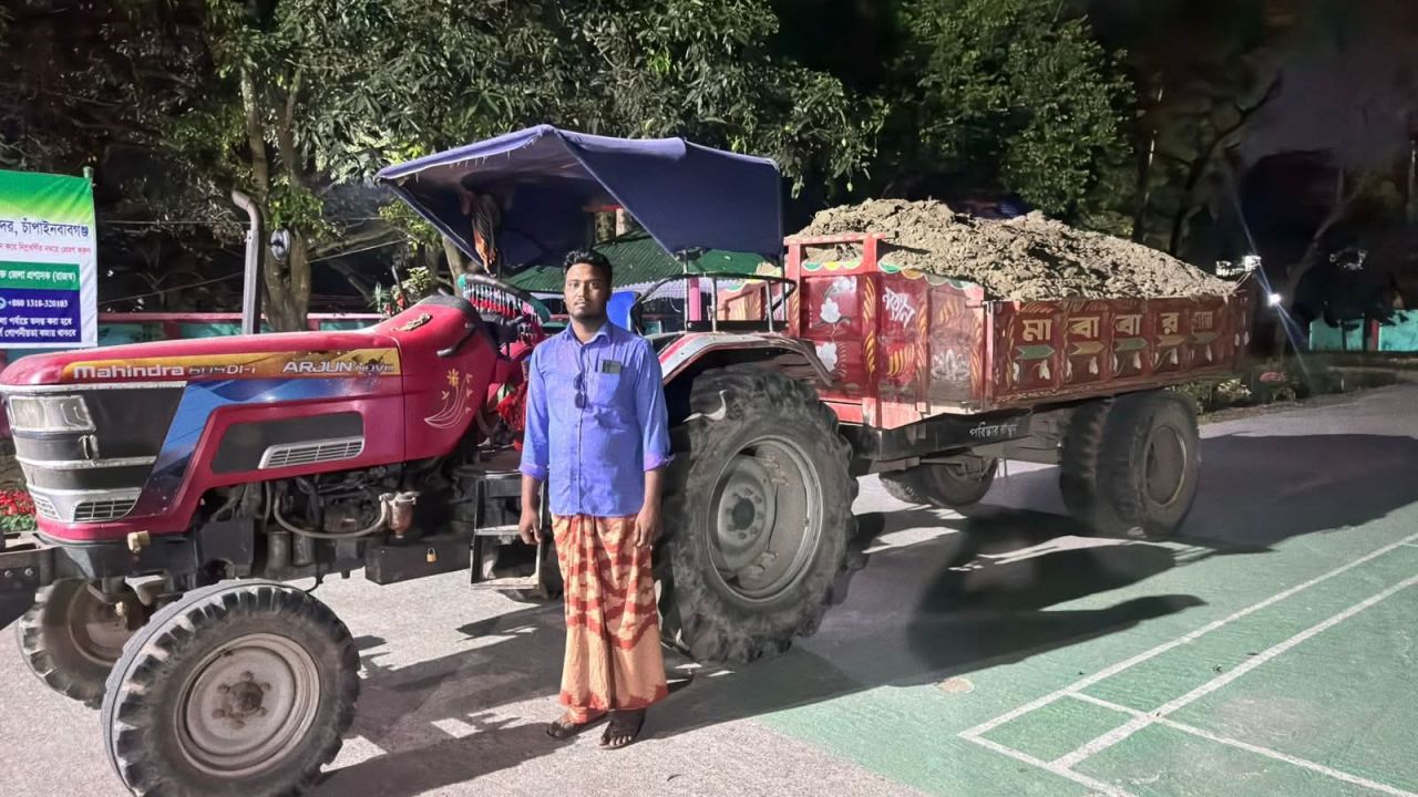 পদ্মা নদী থেকে অবৈধভাবে মাটি উত্তোলন চাঁপাইনবাবগঞ্জে ট্রাক্টরসহ আটক ১