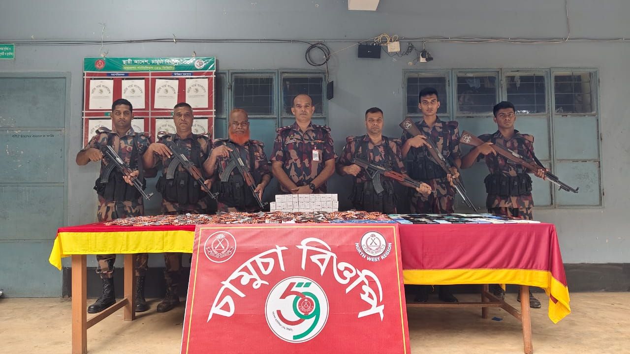 ভোলাহাট সীমান্তে বিজিবির অভিযান: মোবাইল ও ইয়াবার বিশাল চালান জব্দ