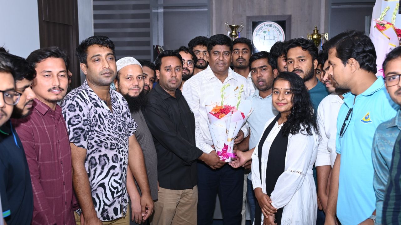 কুবির নবনিযুক্ত উপাচার্যের সঙ্গে ছাত্রদলের শুভেচ্ছা বিনিময়  ‎