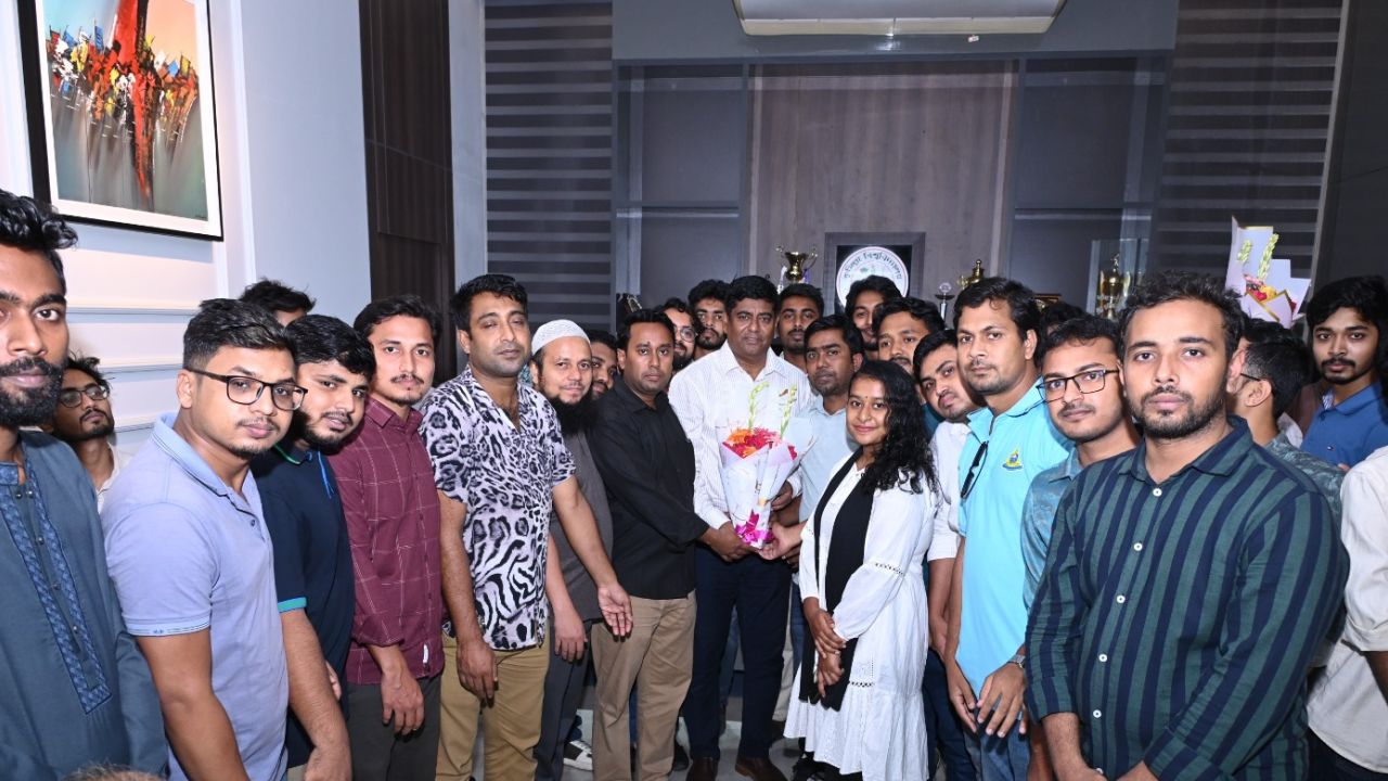 কুবির নবনিযুক্ত উপাচার্যের সঙ্গে ছাত্রদলের শুভেচ্ছা বিনিময়
