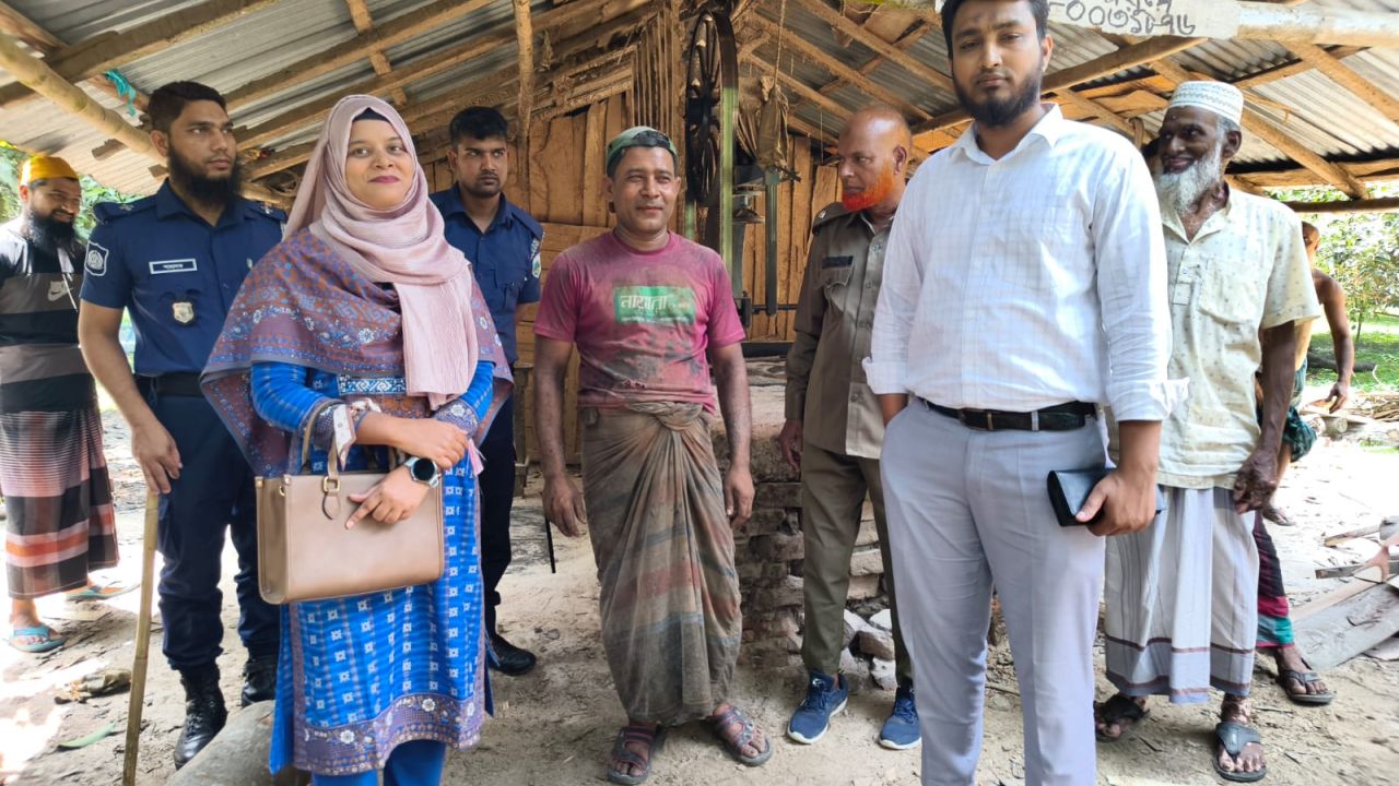  চাঁপাইনবাবগঞ্জে অবৈধ করাত-কলের বিরুদ্ধে বন বিভাগের অভিযান