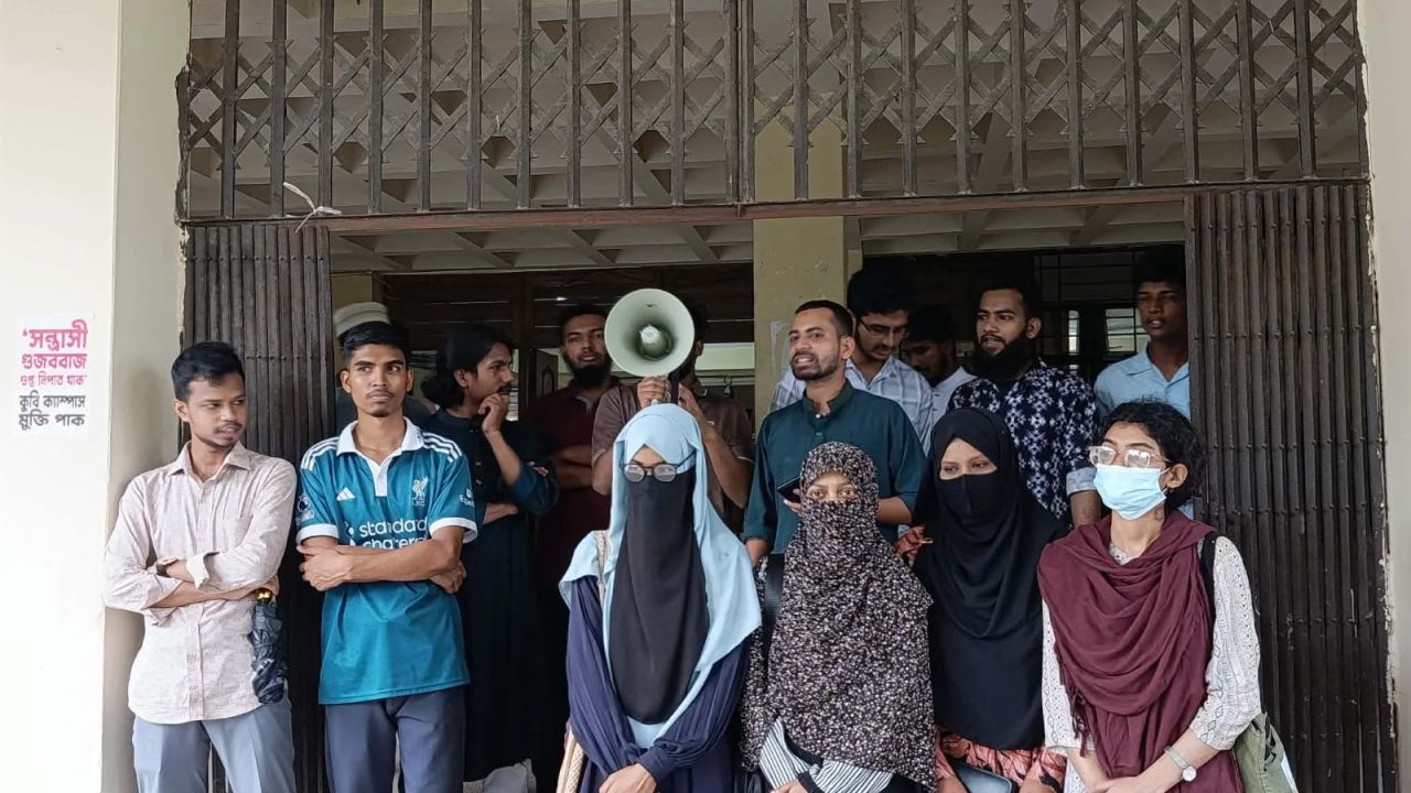 ‘সারা বাংলায় ধর্ষণ চলে, স্বরাষ্ট্রমন্ত্রী কী করে? কুবিতে বিক্ষোভ 