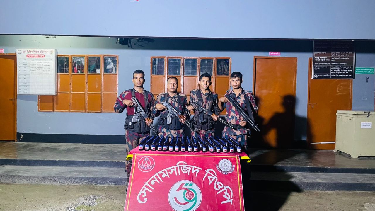 সোনামসজিদ সীমান্তে বিজিবি’র অভিযান, ১৮৫ বোতল সিরাপ উদ্ধার