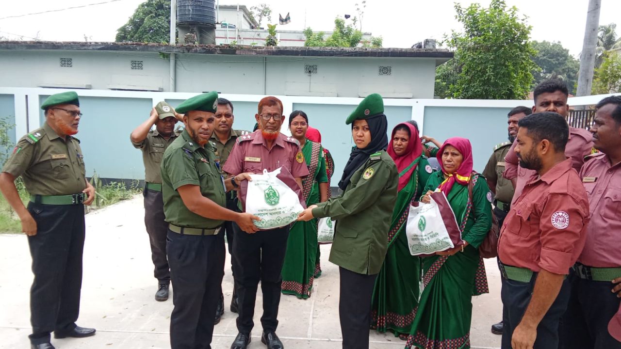 মহাপরিচালকের ঈদ উপহার পেলেন আনসার-ভিডিপির ভাতাভোগী সদস্য-সদস্যারা