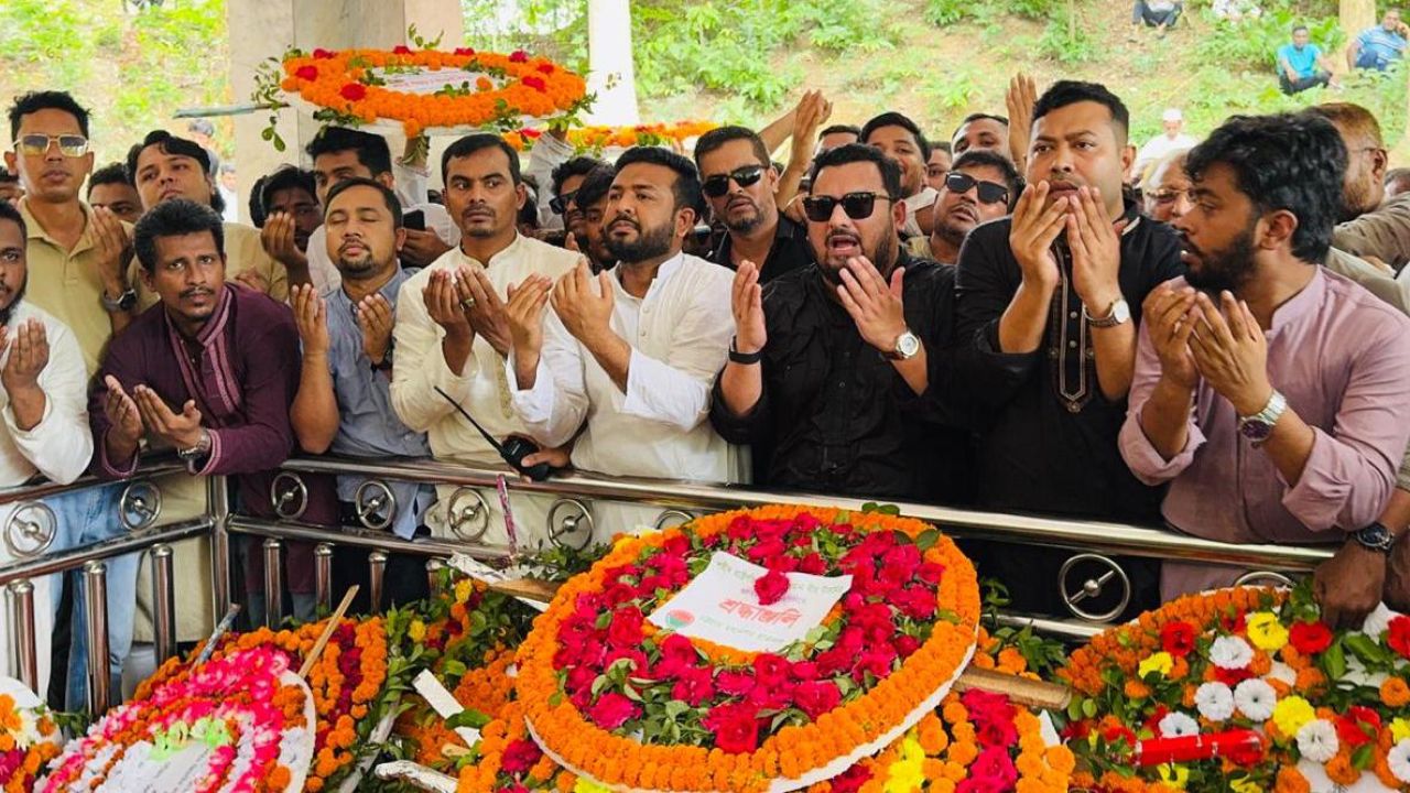 শহীদ জিয়ার ১ম সমাধিস্থলে ছাত্রদলের শ্রদ্ধাঞ্জলিতে প্রতিমন্ত্রী মীর হেলাল 