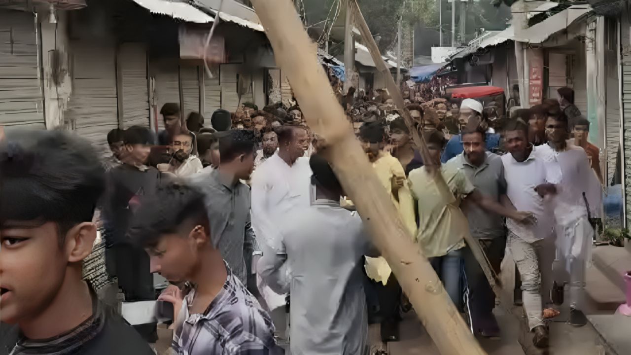 ছাত্রলীগের মিছিল দেখে সরে গেল পুলিশ