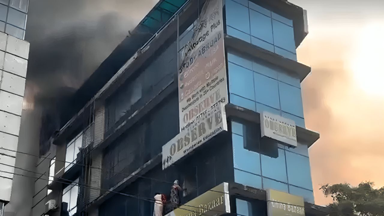 ধানমন্ডিতে বহুতল ভবনে আগুন