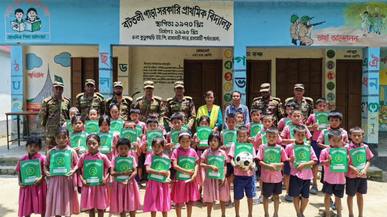 নানিয়ারচর জোন কর্তৃক ছাত্র-ছাত্রীদের মা‌ঝে শিক্ষা ও ক্রীড়া সামগ্রী এবং শিক্ষকদের উপহার প্রদান