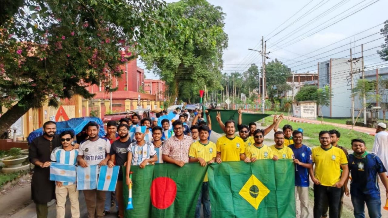 বাকৃবিতে বিশ্বকাপ ফুটবল উন্মাদনা: আর্জেন্টিনা ও ব্রাজিলের যৌথ পতাকা র‍্যালি