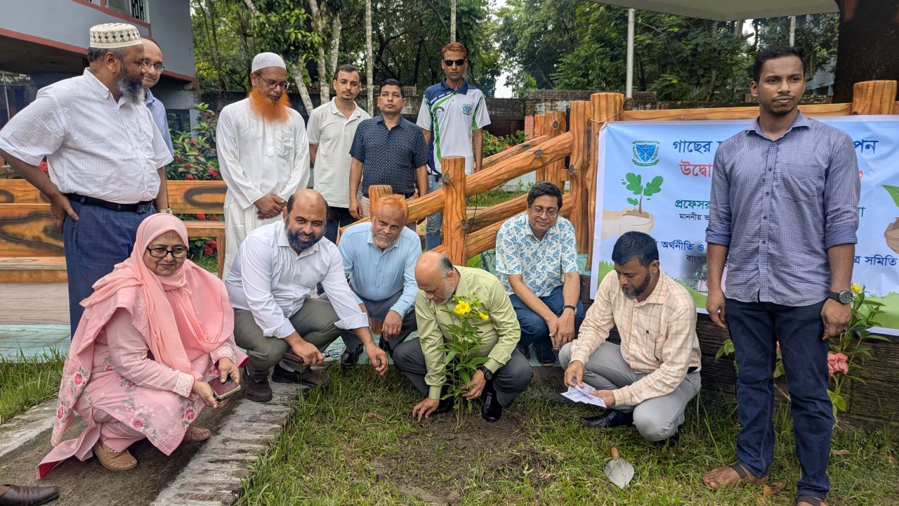 বাকৃবিতে কৃষি অর্থনীতি অনুষদের ছাত্র সমিতির উদ্যোগে চারা বিতরণ ও বৃক্ষরোপণ   &lrm;